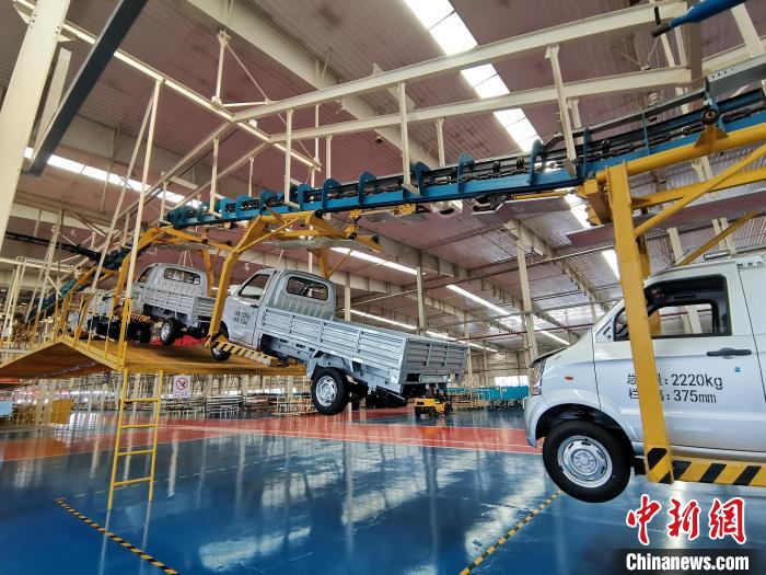 成功汽車是山西省重點(diǎn)轉(zhuǎn)型項(xiàng)目，擁有國(guó)內(nèi)先進(jìn)的零部件、發(fā)動(dòng)機(jī)整機(jī)自動(dòng)裝配和發(fā)動(dòng)機(jī)生產(chǎn)線、實(shí)驗(yàn)線，還有國(guó)際一流的工業(yè)機(jī)器人?！「唢w 攝