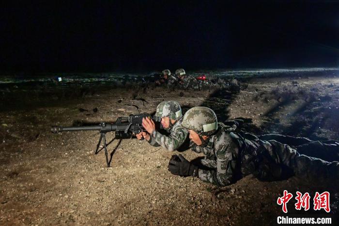 夜間狙擊手摧毀敵探照燈?！∑呀?攝