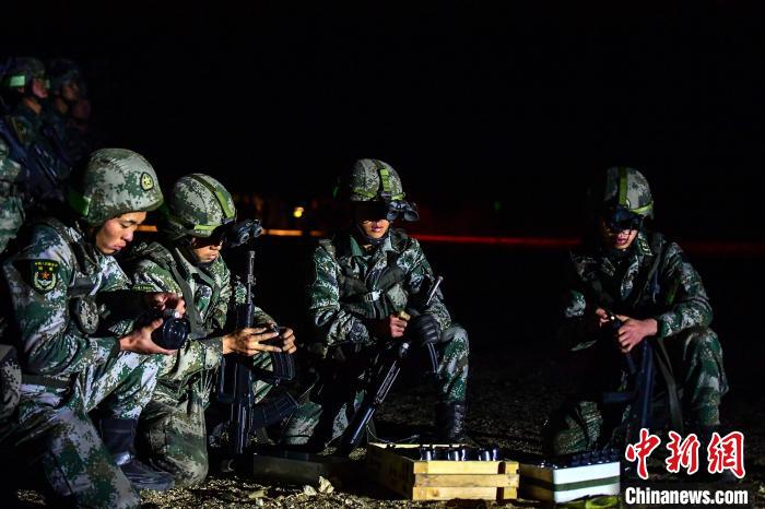 戰(zhàn)士正在補充彈藥?！∑呀?攝