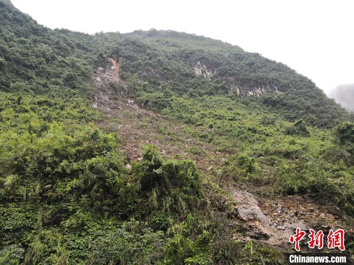 山體滑坡處。　黃鵬 攝