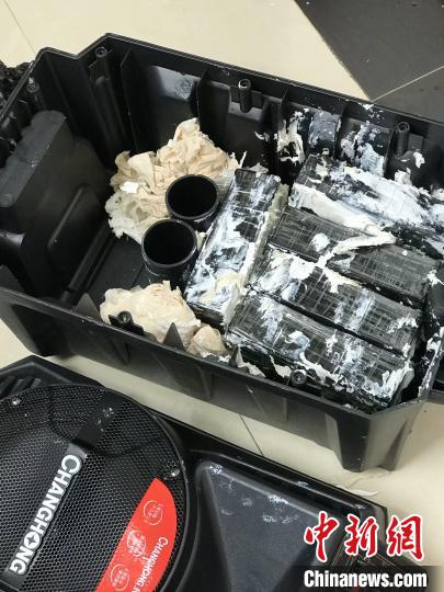 圖為臨滄邊境管理支隊從音響中查獲毒品。　劉永青 攝