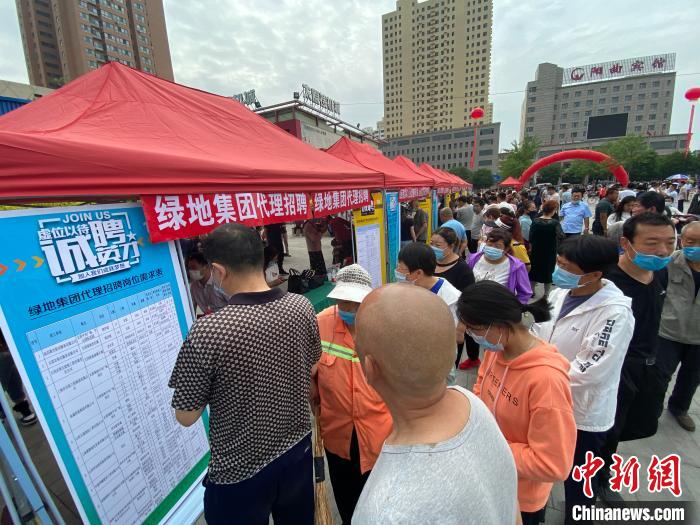 一些知名企業(yè)展臺(tái)前，投遞簡(jiǎn)歷、咨詢就業(yè)的人絡(luò)繹不絕?！∏愊?攝