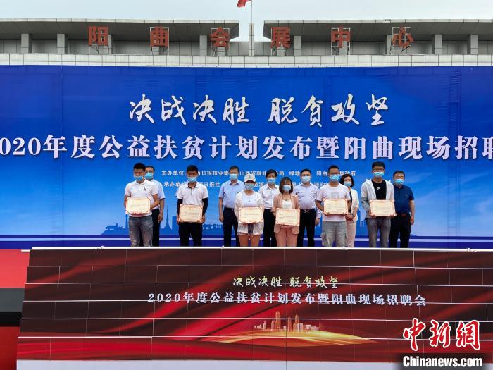 在現(xiàn)場(chǎng)，綠地集團(tuán)與困難就業(yè)群體就業(yè)代表簽署勞務(wù)合同，并為首批6名就業(yè)代表頒發(fā)上崗證書。　屈麗霞 攝