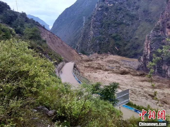 四川丹巴縣發(fā)生泥石流災害救援工作正在緊張進行