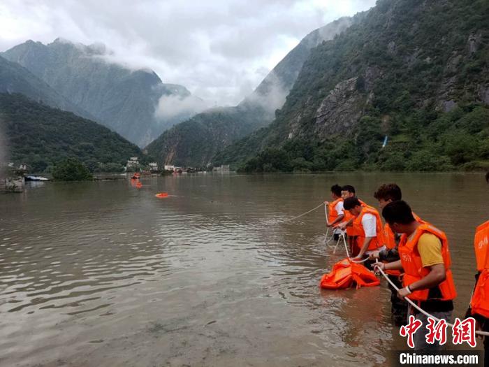 救援人員正在全力營救被困群眾。　丹巴宣提供 攝