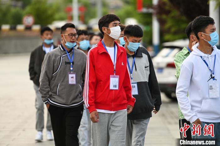 7月7日，考生在拉薩三高考點(diǎn)外有序排隊，等待進(jìn)入考場。　何蓬磊 攝