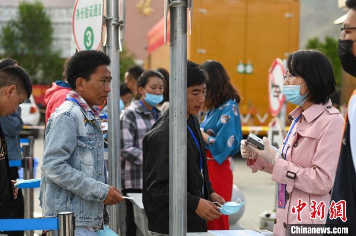 7月7日，考生在拉薩三高考點(diǎn)外進(jìn)行身份證件核驗。　何蓬磊 攝