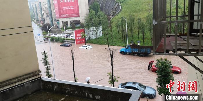 圖為重慶萬州城區(qū)積水嚴重?！≈貞c萬州區(qū)委宣傳部供圖 攝