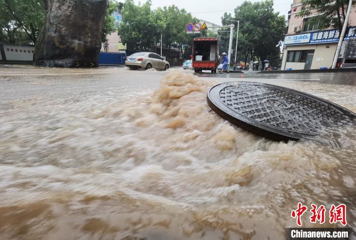圖為重慶萬州城區(qū)積水嚴重。　重慶萬州區(qū)委宣傳部供圖 攝