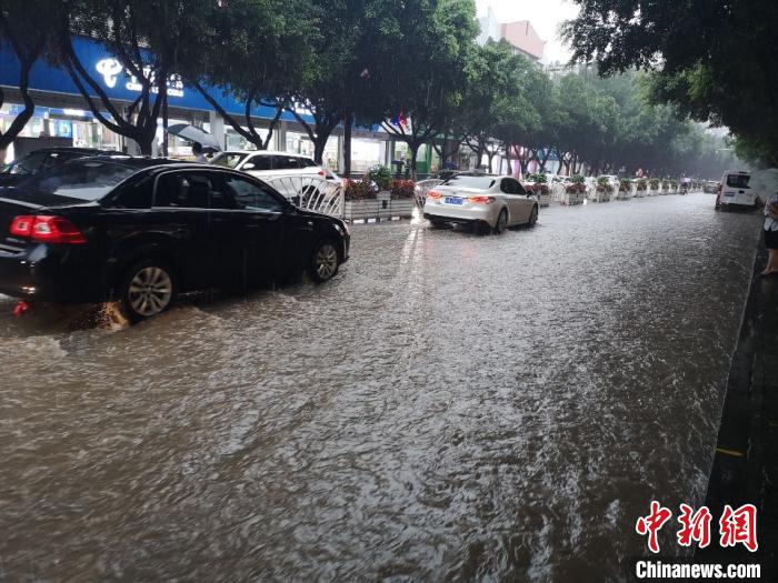 圖為重慶萬州城區(qū)積水嚴重?！≈貞c萬州區(qū)委宣傳部供圖 攝