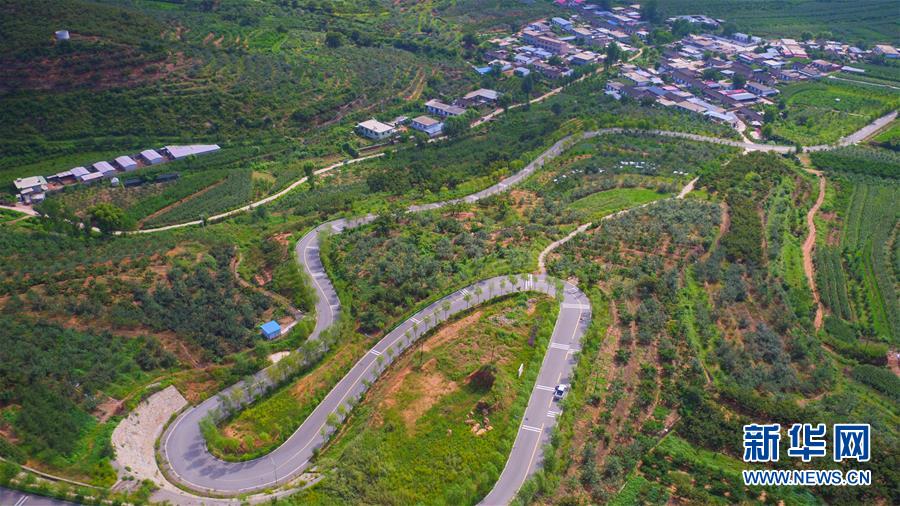 （新華全媒頭條·走向我們的小康生活·圖文互動(dòng)）（1）長(zhǎng)城腳下，小康村串成“珍珠鏈”