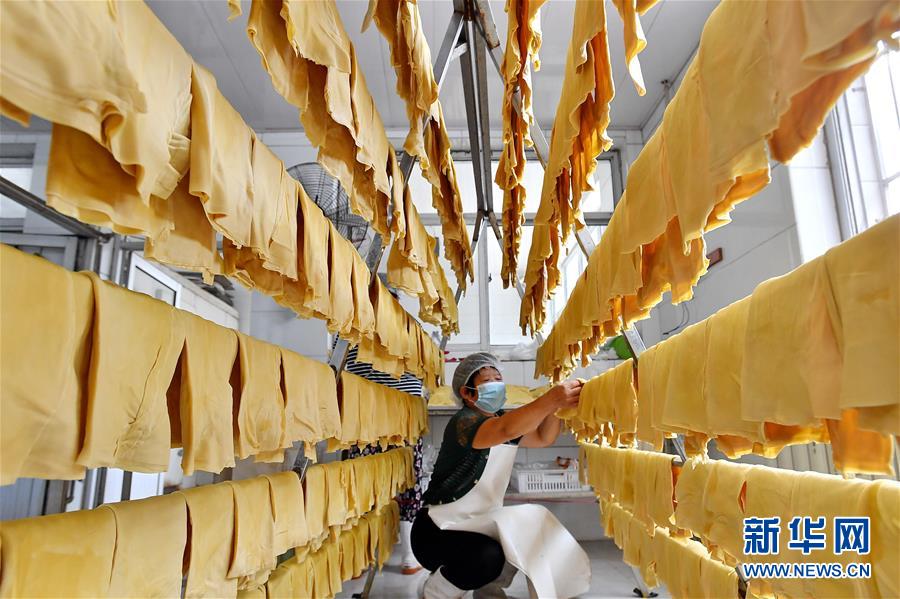 （新華全媒頭條·走向我們的小康生活·圖文互動(dòng)）（10）長(zhǎng)城腳下，小康村串成“珍珠鏈”