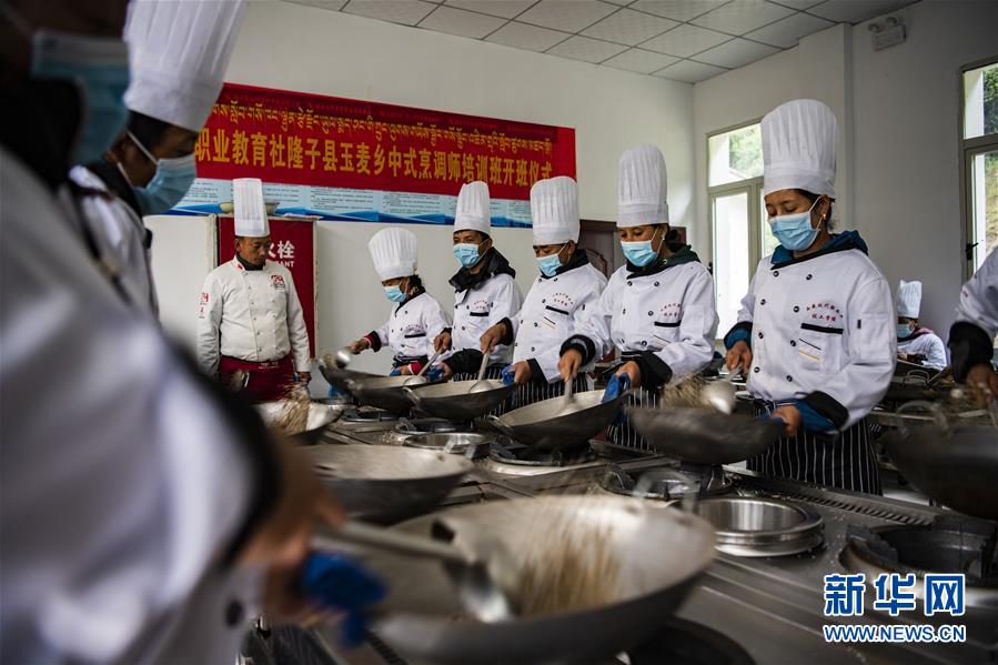 （新華全媒頭條·走向我們的小康生活·圖文互動(dòng)）（2）扎西德勒，我們的新家園——西藏易地扶貧搬遷搬出幸福美好新生活