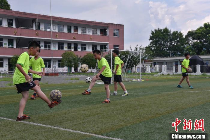 人大代表呼吁篩查防控青少年頸椎、脊柱等健康問(wèn)題