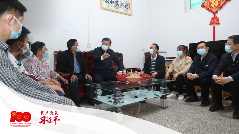 2021年5月13日下午，習近平總書記在河南省南陽市淅川縣九重鎮(zhèn)鄒莊村，同移民戶鄒新曾一家三代圍坐在一起聊家常。