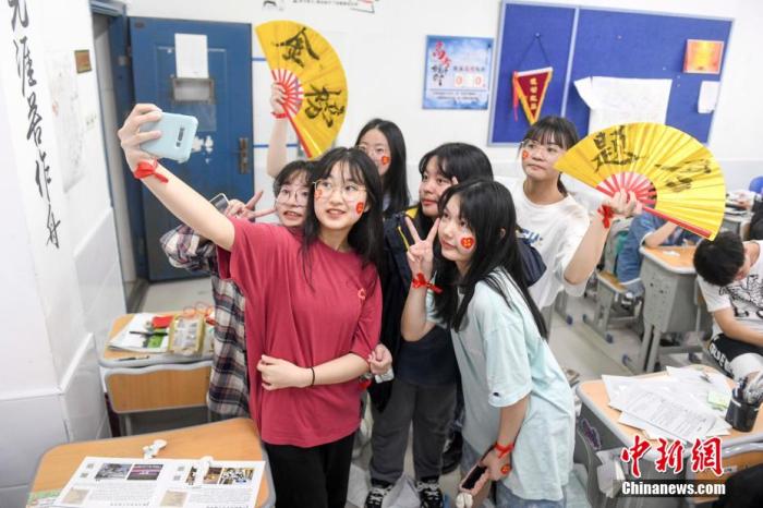 資料圖：6月6日，2021年高考前夕，湖南長(zhǎng)沙同升湖實(shí)驗(yàn)學(xué)校高三年級(jí)，考生們?cè)诮淌覂?nèi)合影。 楊華峰 攝