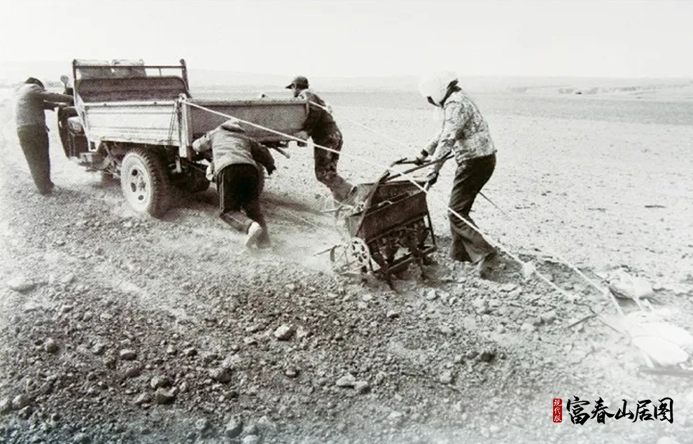 寧夏回族自治區(qū)銀川市永寧縣閩寧鎮(zhèn)建設(shè)初期，移民群眾在戈壁灘上開荒種田。