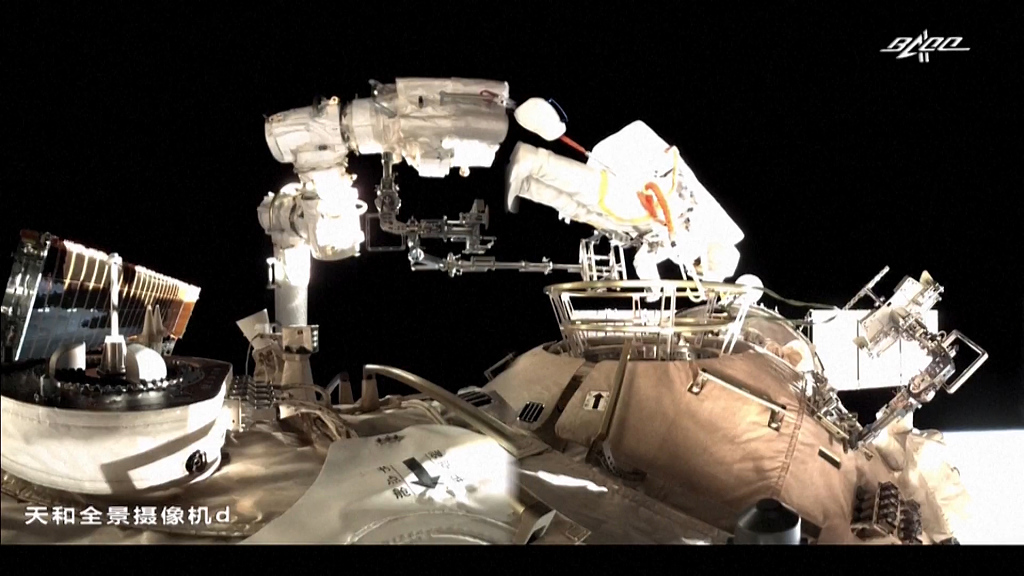 2021年12月26日晚，神十三航天員乘組進行第二次出艙活動。航天員葉光富將自己依附在機械臂上。