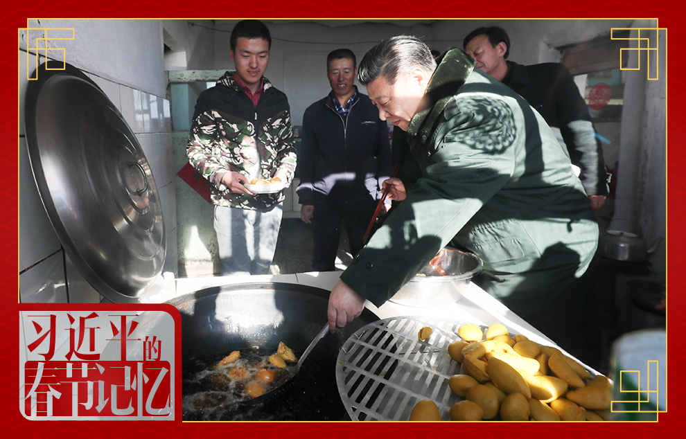 2017年1月24日，習(xí)近平總書記在河北省張家口市張北縣小二臺(tái)鎮(zhèn)德勝村村民徐學(xué)海家炸年糕。