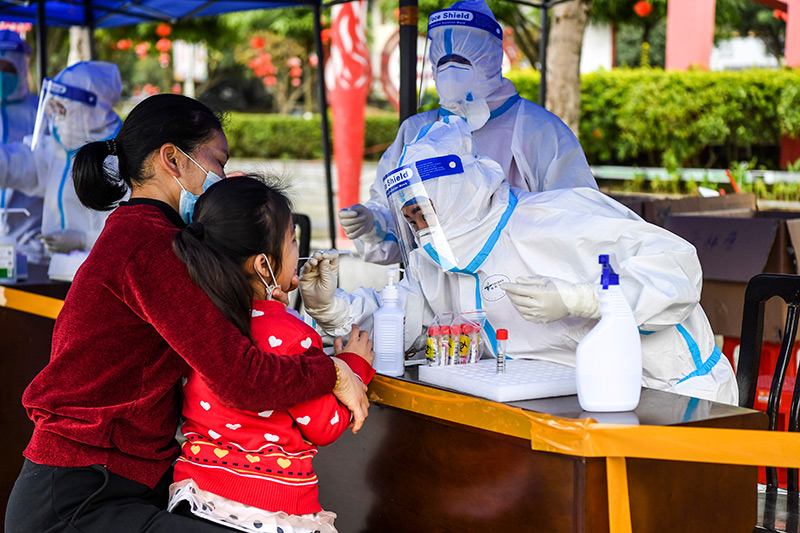 2022年2月16日，在廣西百色市德?？h，醫(yī)務人員在做核酸采樣。