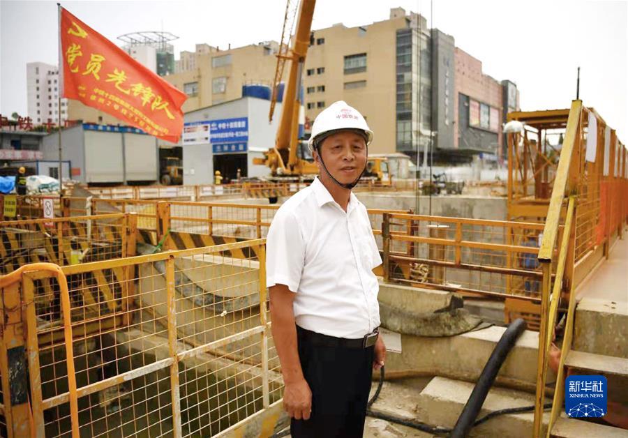 (新華全媒頭條·圖文互動(dòng))(2)習(xí)近平關(guān)心關(guān)懷勞動(dòng)者的故事