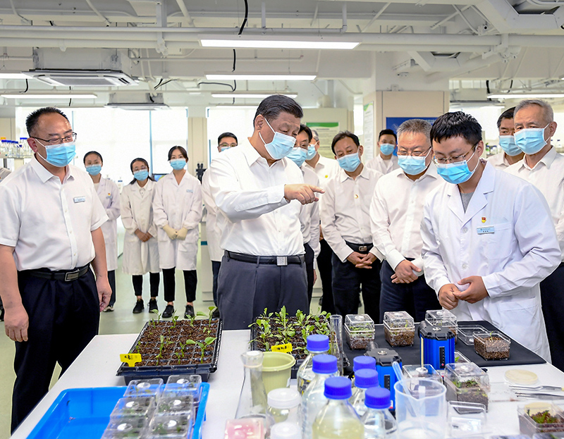2022年4月10日至13日，中共中央總書記、國家主席、中央軍委主席習近平在海南考察。這是10日下午，習近平在位于三亞市崖州灣科技城的崖州灣種子實驗室考察。