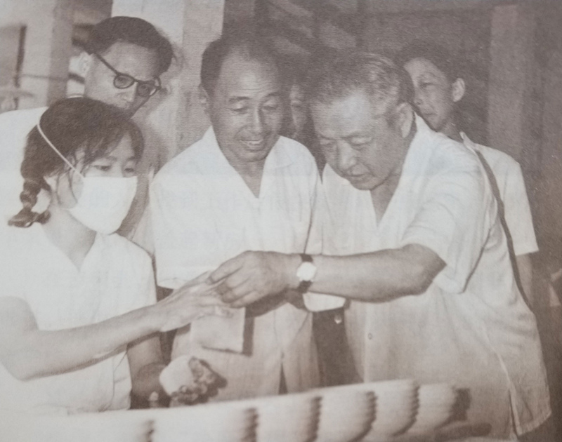 習仲勛在廣東積極探索國有企業(yè)改革的路子，支持并推廣“清遠經驗”，擴大企業(yè)自主權，提高企業(yè)生產效率。圖為習仲勛考察企業(yè)，了解企業(yè)生產和改革情況。