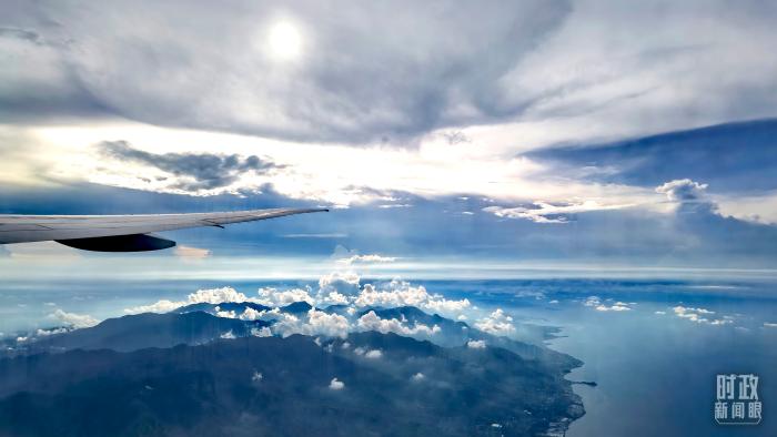 △空中俯瞰巴厘島。(總臺(tái)央視記者馬亞陽(yáng)拍攝)