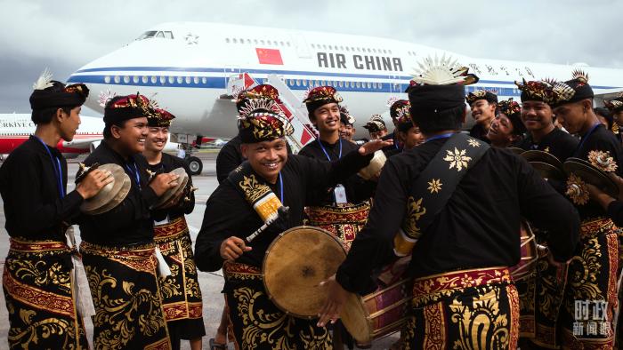 △印尼當(dāng)?shù)厝罕娸d歌載舞歡迎習(xí)主席抵達(dá)巴厘島。(總臺(tái)央視記者王哈男拍攝)