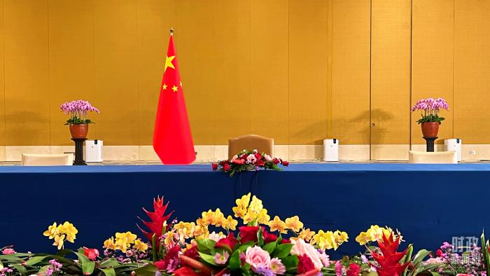 △中美元首會(huì)晤現(xiàn)場(chǎng)的中方座席。(總臺(tái)央視記者程鋮拍攝)