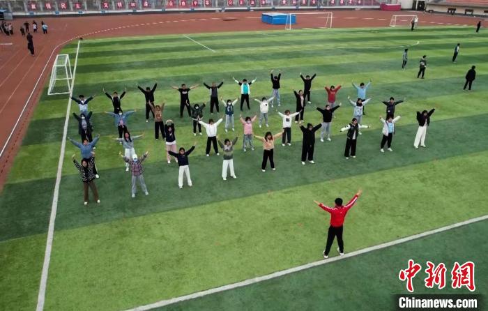 寧夏大學(xué)校園內(nèi)，學(xué)生跟隨老師練習(xí)八段錦。 謝宇 攝