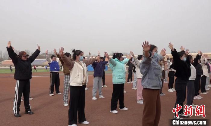 寧夏大學(xué)校園內(nèi)，學(xué)生練習(xí)八段錦。 謝宇 攝